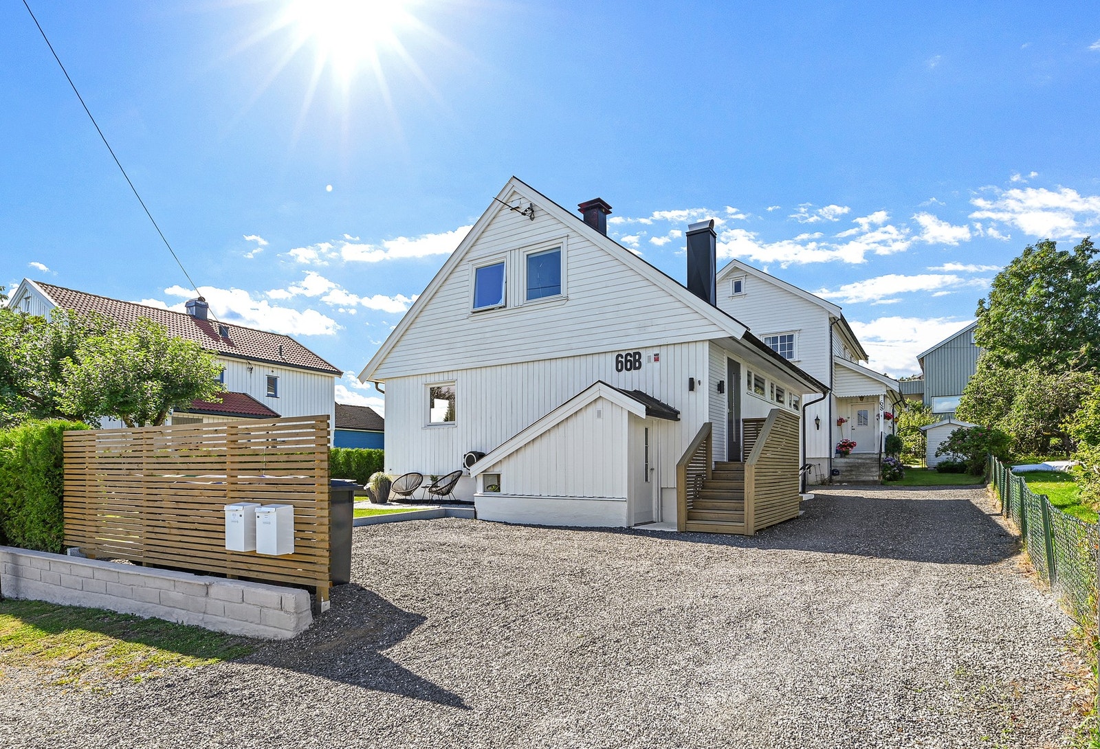 Området er svært populært blant barnefamilier, med godt bomiljø og trygge omgivelser. Her vil du bo i en innflytningsklar enebolig med god standard, i et populært, veletablert boområde. Galleribilde