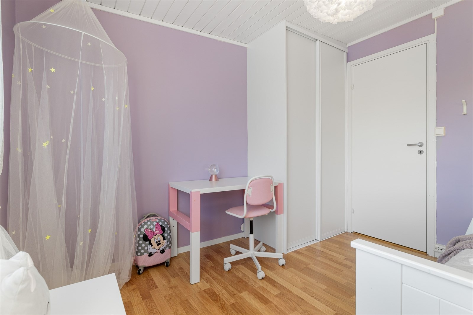 På soverommet er det plass til dobbeltseng om ønskelig, samt en kontorpult eller kommode. Det er også oppbevaringsplass i plassbygget skyvedørsgarderobe. Galleribilde