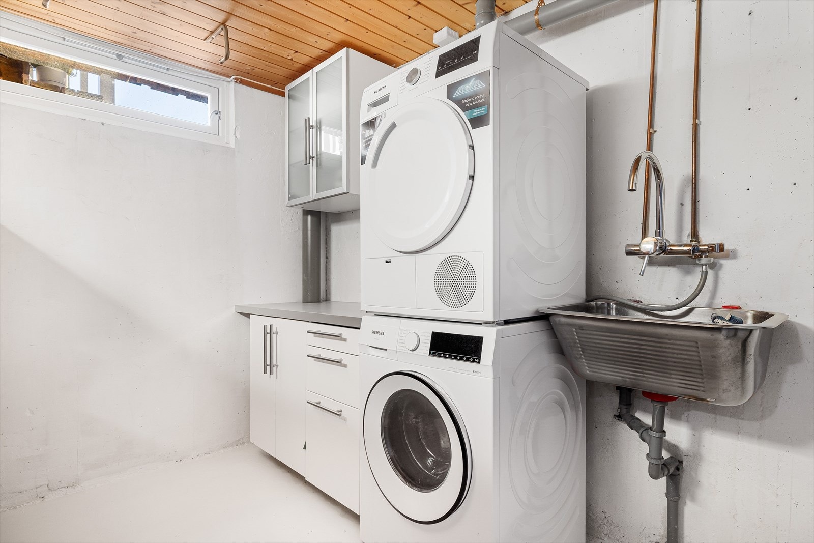 I kjelleren er det også 2 boder og et praktisk vaskerom. Det gjøres oppmerksom på at rommet ikke er godkjent for varig opphold. Galleribilde