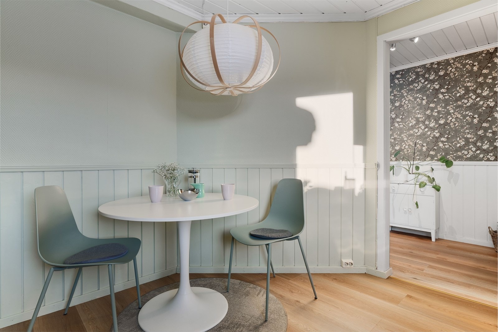 Kjøkkenet har pent enstavs gulv fra 2025/26 og overflater malt i en nydelig farge. Galleribilde