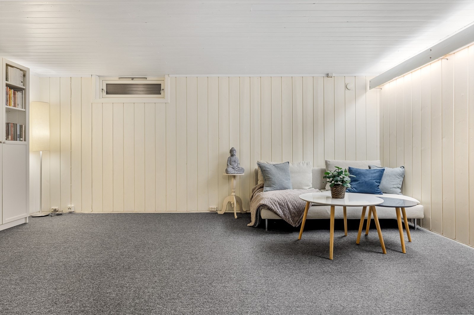 I kjelleren er det et stort rom som i dag er innredet som en kjellerstue. Det gjøres oppmerksom på at rommet ikke er godkjent for varig opphold. Galleribilde