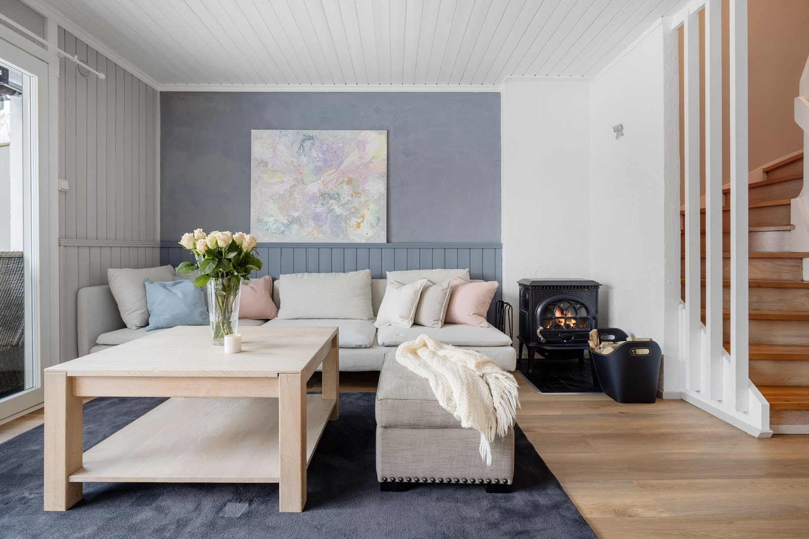 I stuen er det en koselig peisovn som både gir god varme og bidrar til ekstra hygge. Galleribilde