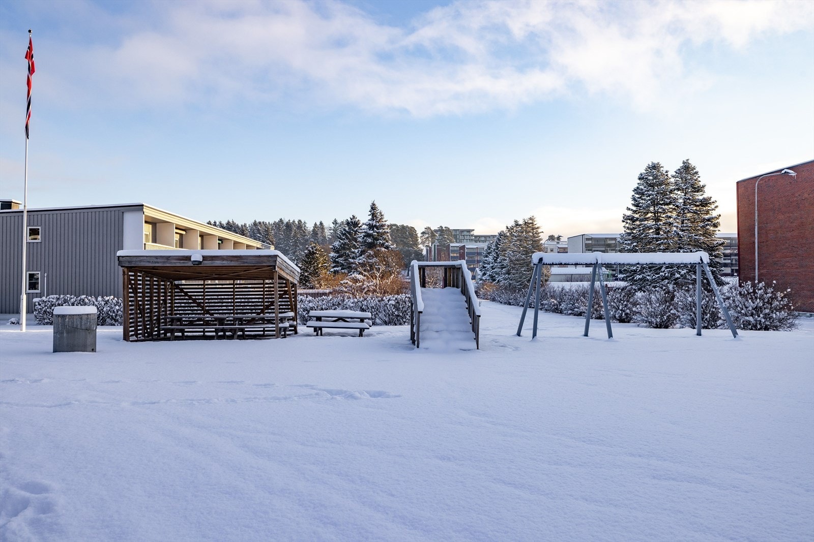 Borettslaget har et pent og ryddig fellesområde med uteplass som er oppgradert med terrasseplatting, sandkasse, lekeapparat og huskestativ. Om vinteren blir det anlagt skøytebane. Galleribilde