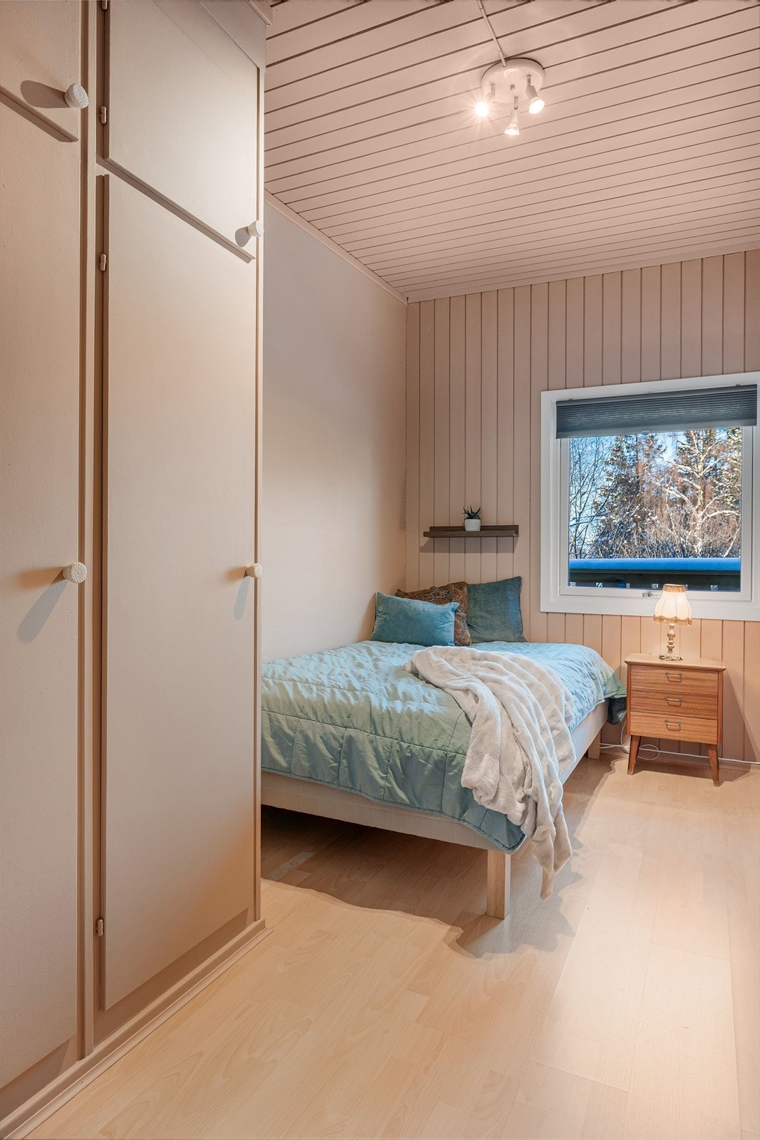 På soverommet er det plass til dobbeltseng med tilhørende nattbord, samt oppbevaringsplass i plassbygde garderobeskap. Galleribilde
