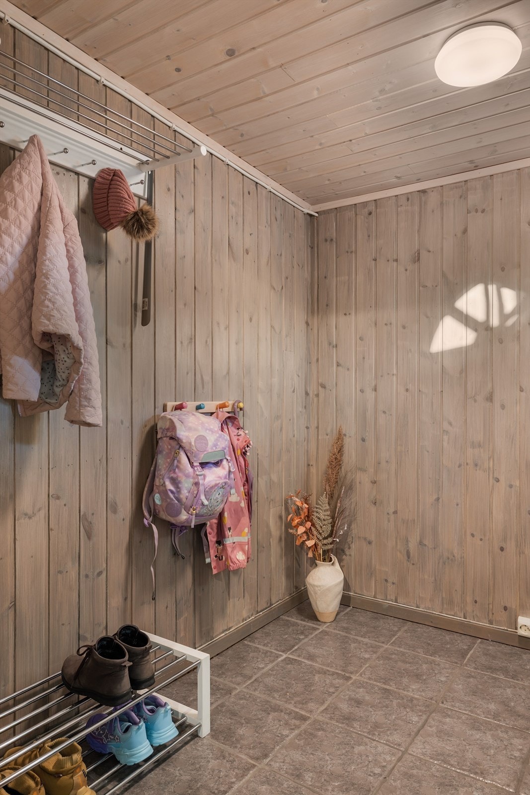 Det er også ytterligere plass til oppheng av yttertøy, samt kommoder eller garderobeskap. Galleribilde