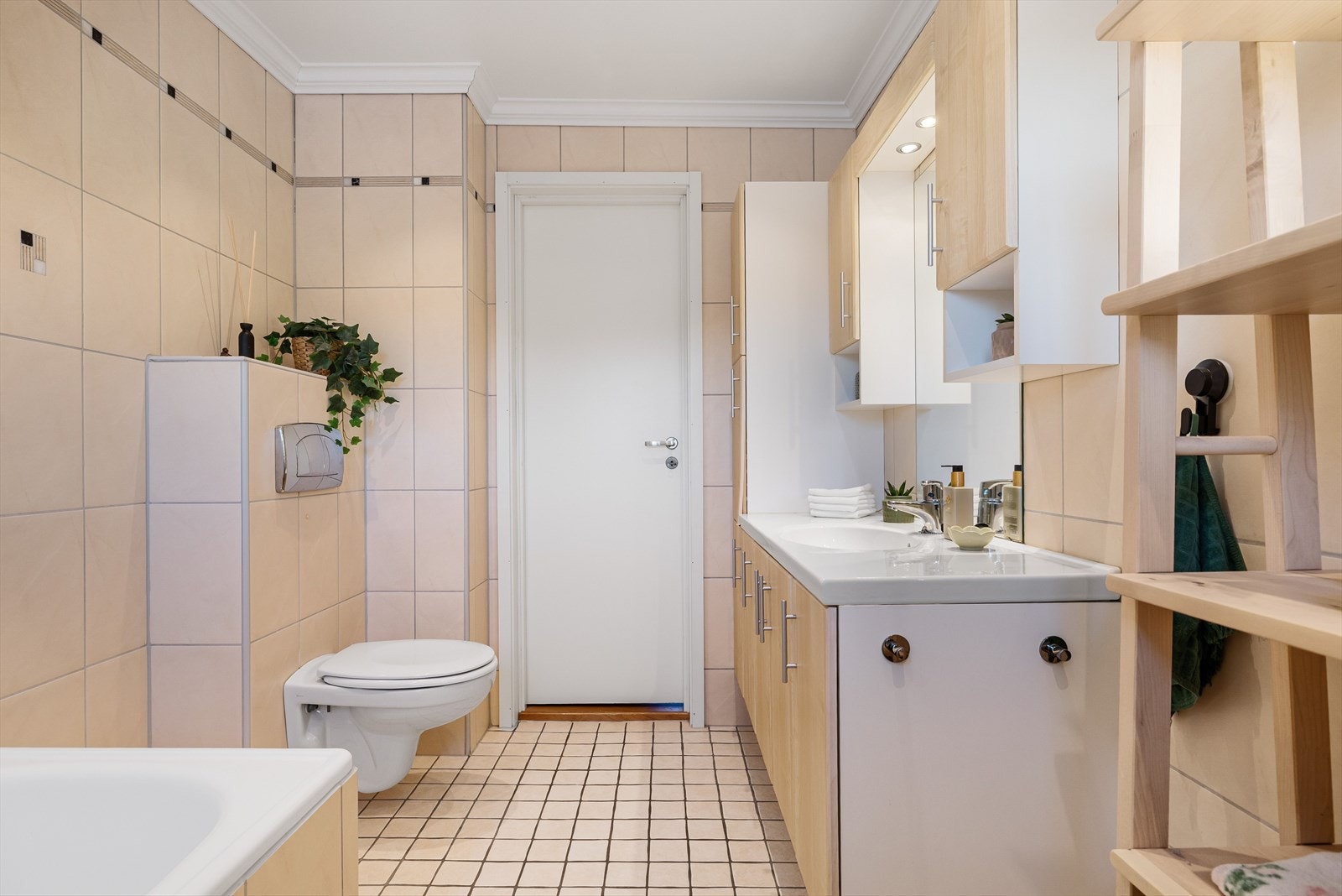 Baderommet er også utstyrt med innmurt badekar og vegghengt toalett. Galleribilde