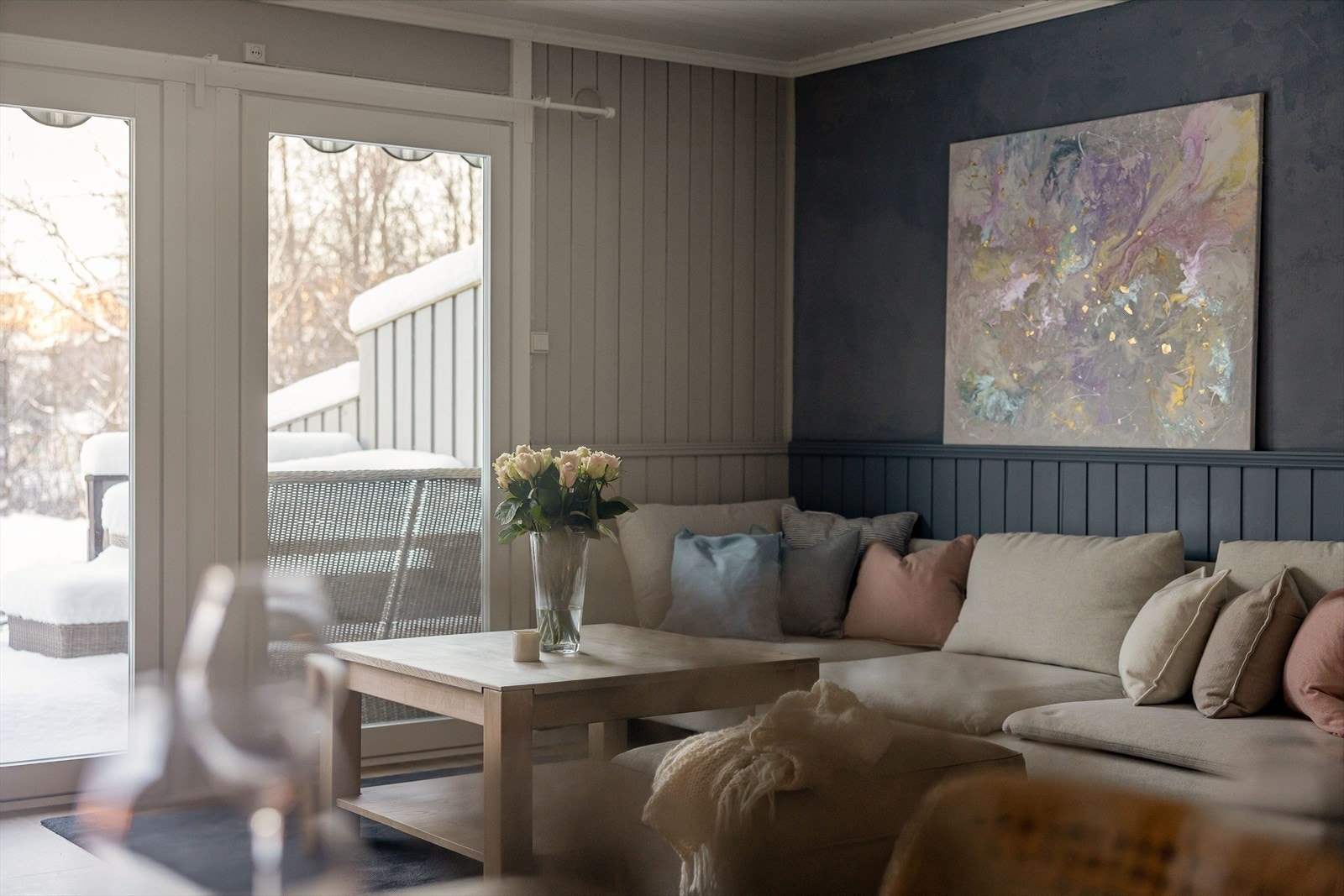 Stuen har store vinduer som slipper inn rikelig med naturlig lys. Alle vinduene i boligen var nye i 2015. Galleribilde