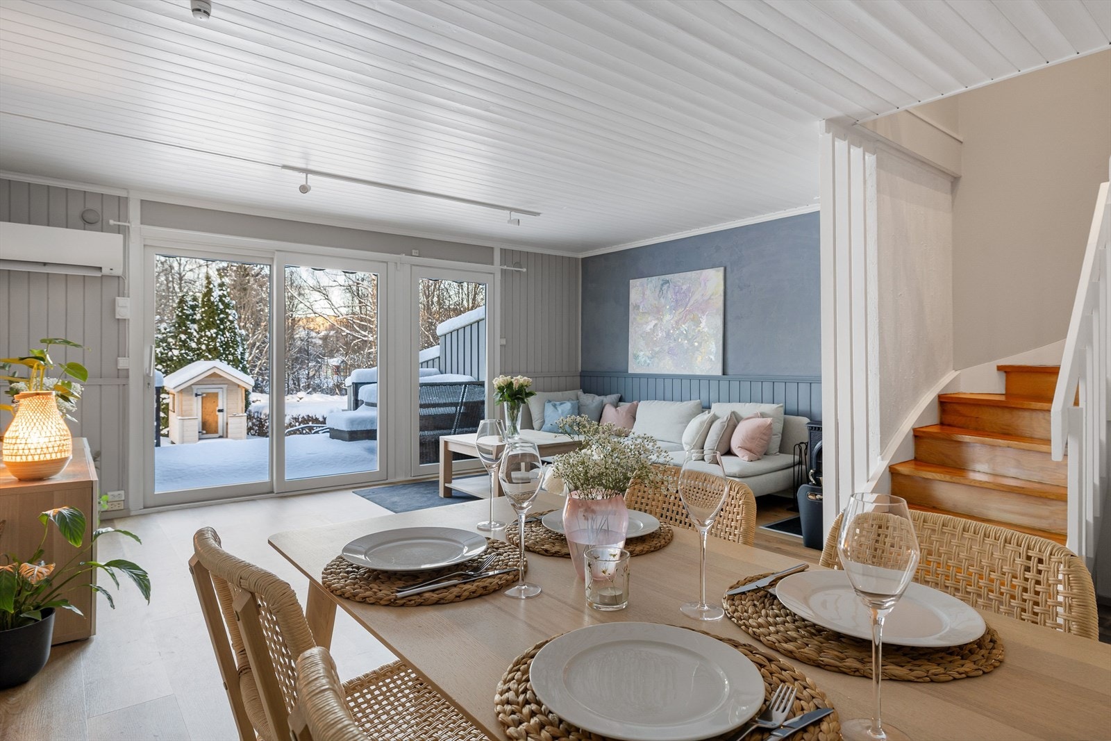 Det er montert luft-til-luft varmepumpe som sørger for en god og jevn varme på vinterstid. Galleribilde