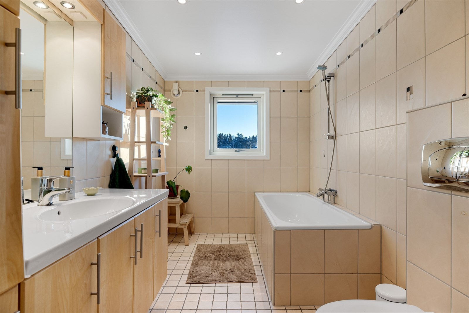 I tilknytning til soverommene i 2. etasje har du et pent flislagt baderom. Selger opplyser at rommet er oppgradert i 2021. Baderommet har fliser på gulv og vegger, elektriske varmekabler, downlights i himlingen og mekanisk avtrekk fra baderomsvifte. Galleribilde