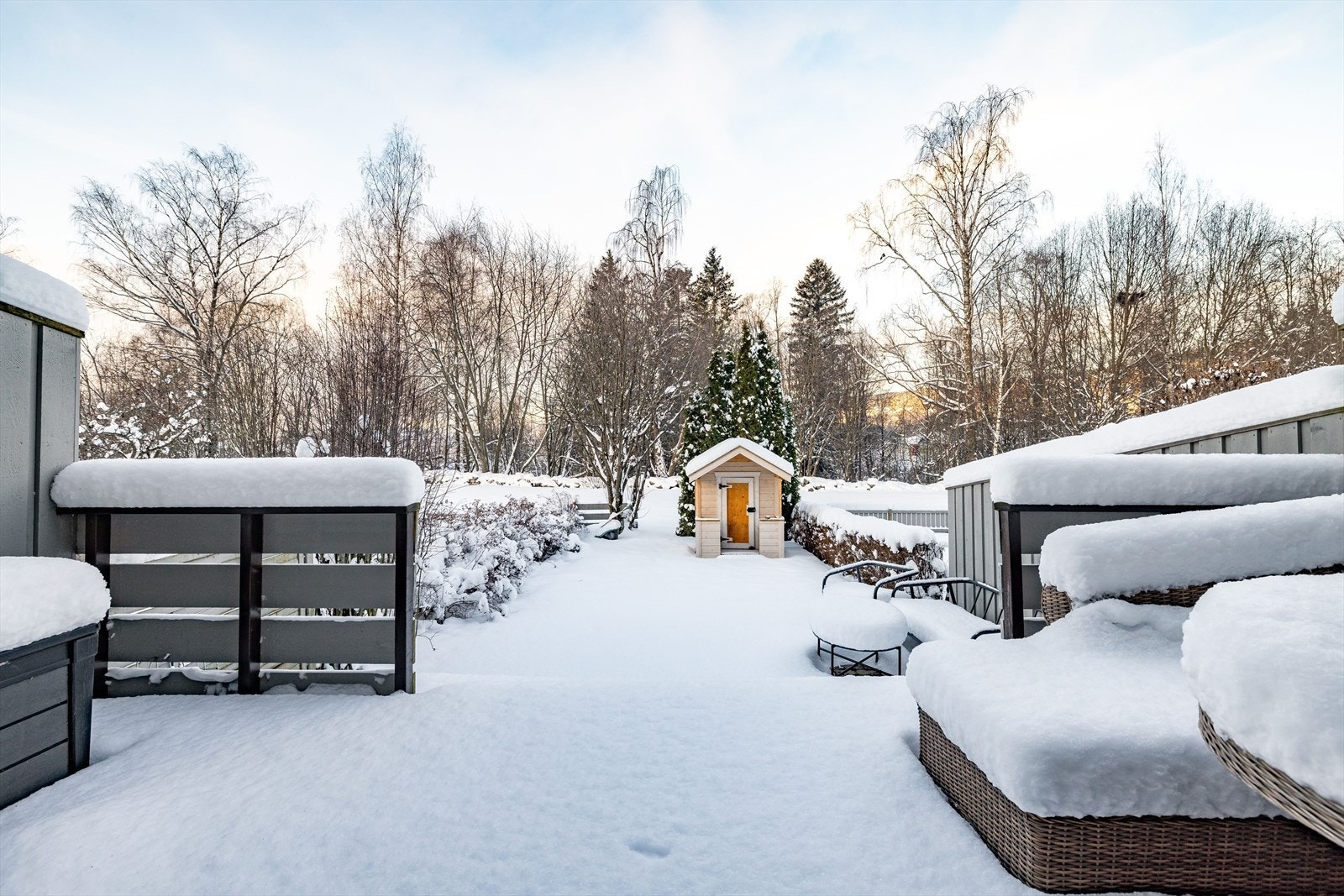 Fra terrassen er det videre adkomst til hage opparbeidet med plen, hekk og lekestue. Galleribilde