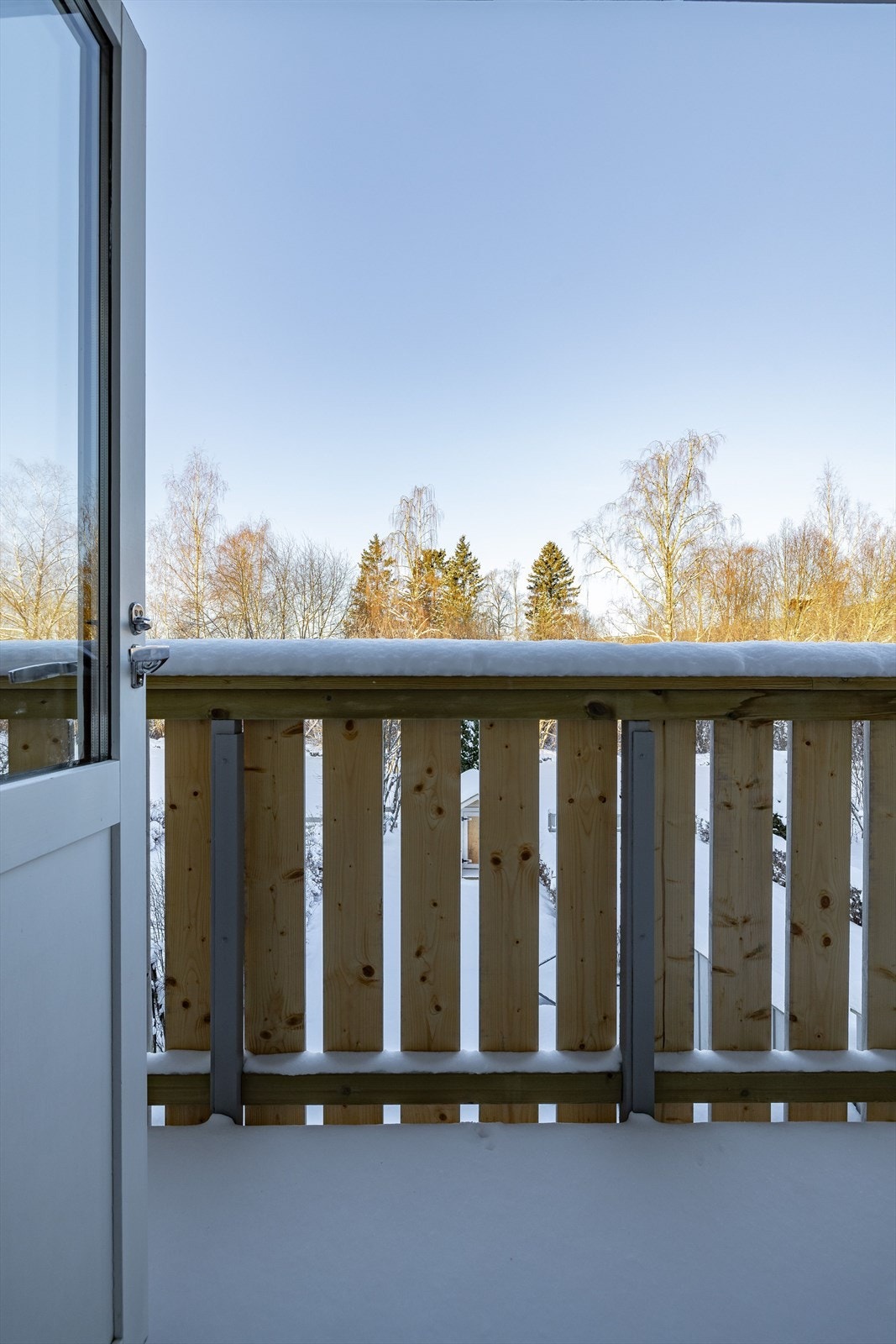 Fra soverommet er det utgang til en vestvendt balkong på ca. 6m². Galleribilde