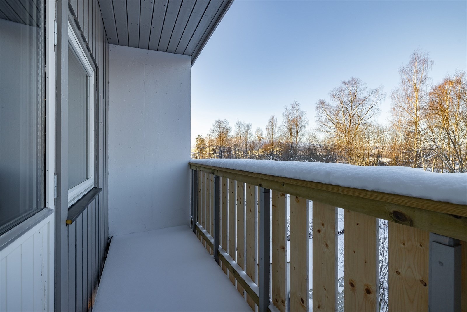 Balkongen er overbygget, har malt betongdekke og plass til en koselig sittegruppe. Beliggenheten mot vest sørger for gode solforhold på ettermiddag og kveld. Galleribilde