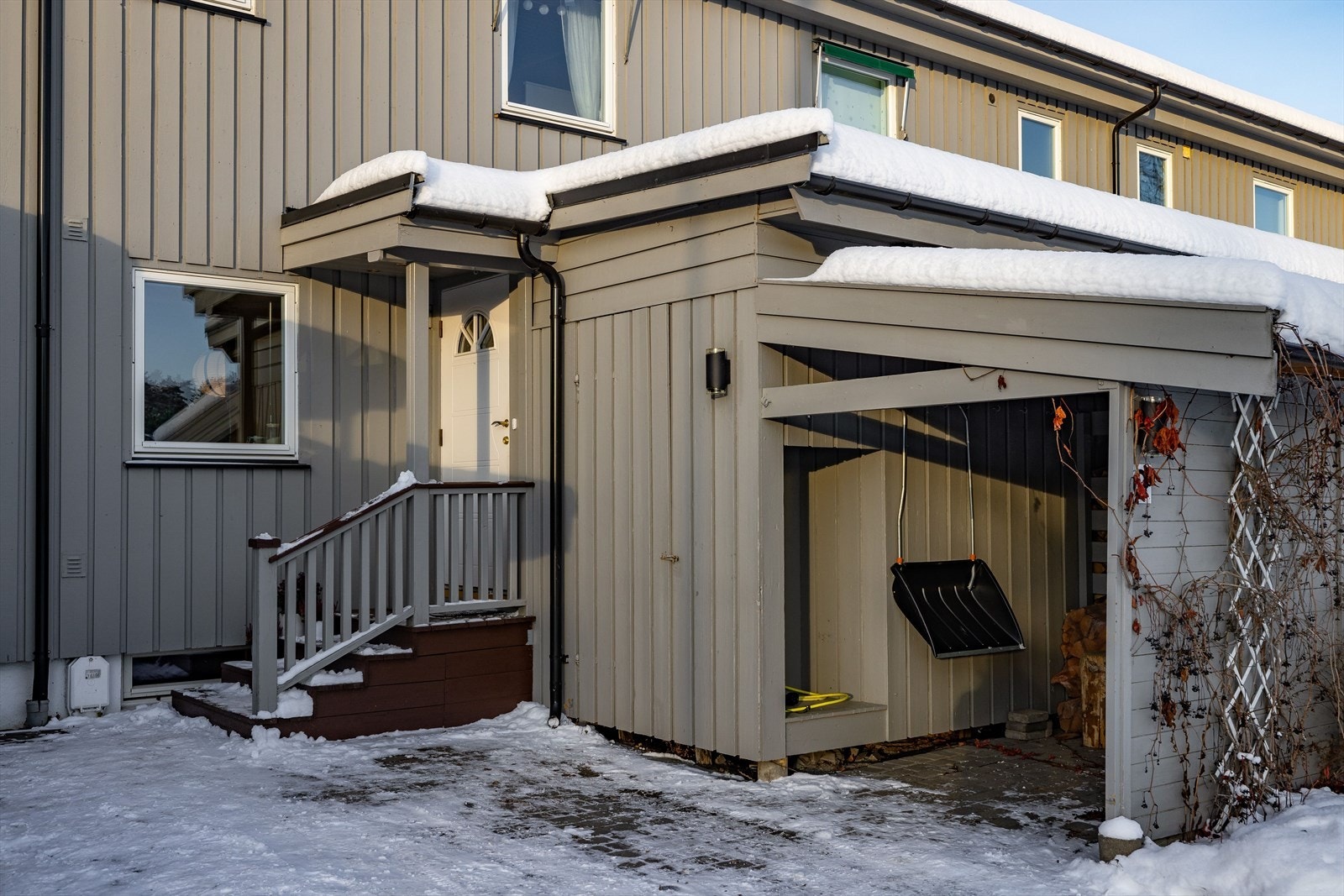 Du ønskes velkommen inn via et hyggelig inngangsparti belagt med belegningsstein. Galleribilde