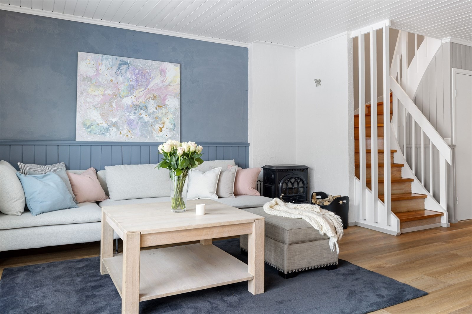 I stuen er det plass til stor sofagruppe med salongbord. Galleribilde