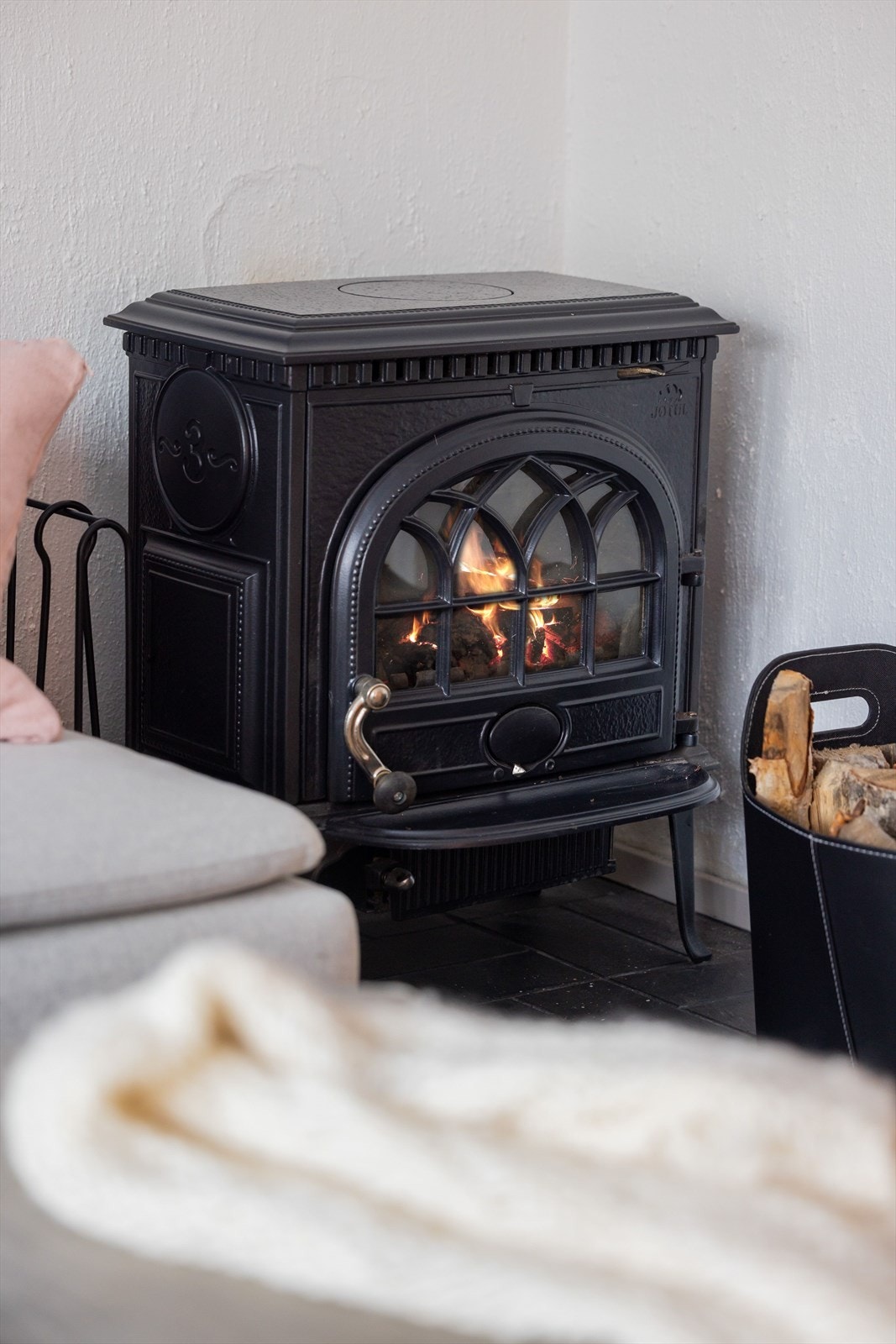 Sjarmerende peisovn i stuen. Galleribilde