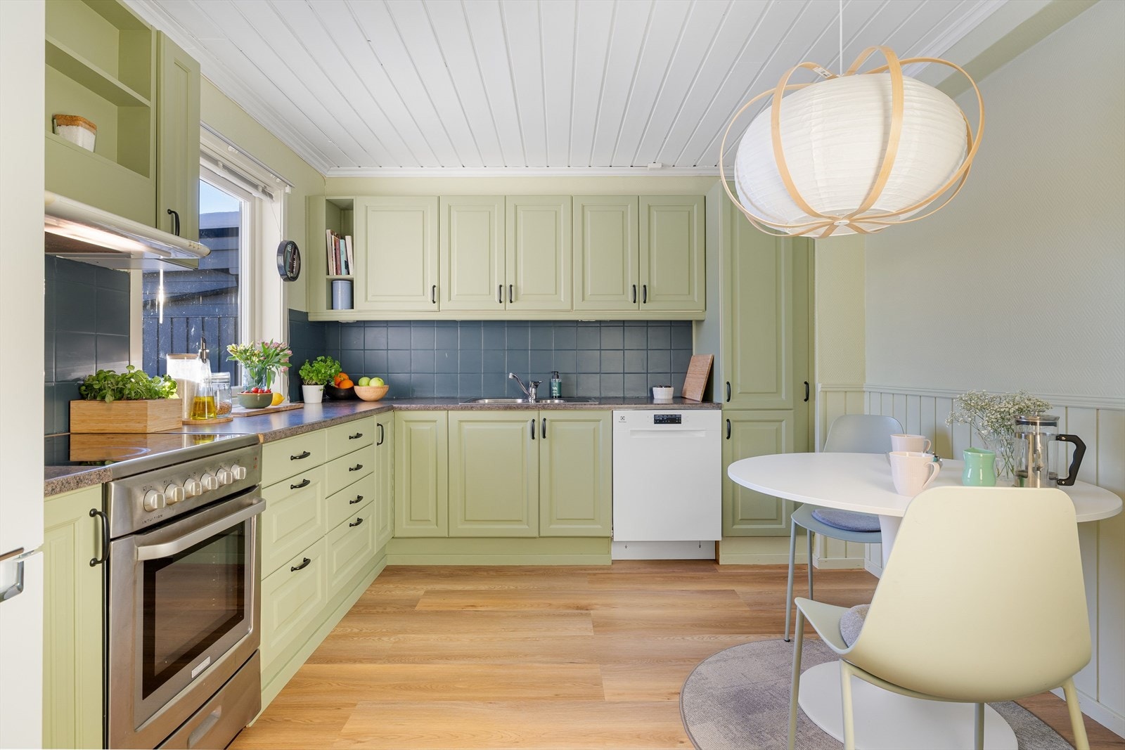 Praktisk med fliser i benkeryggen og belysning under overskapene. Plass til frittstående hvitevarer (følger i utgangspunktet ikke med i handelen, men kan avtales med selger). Galleribilde