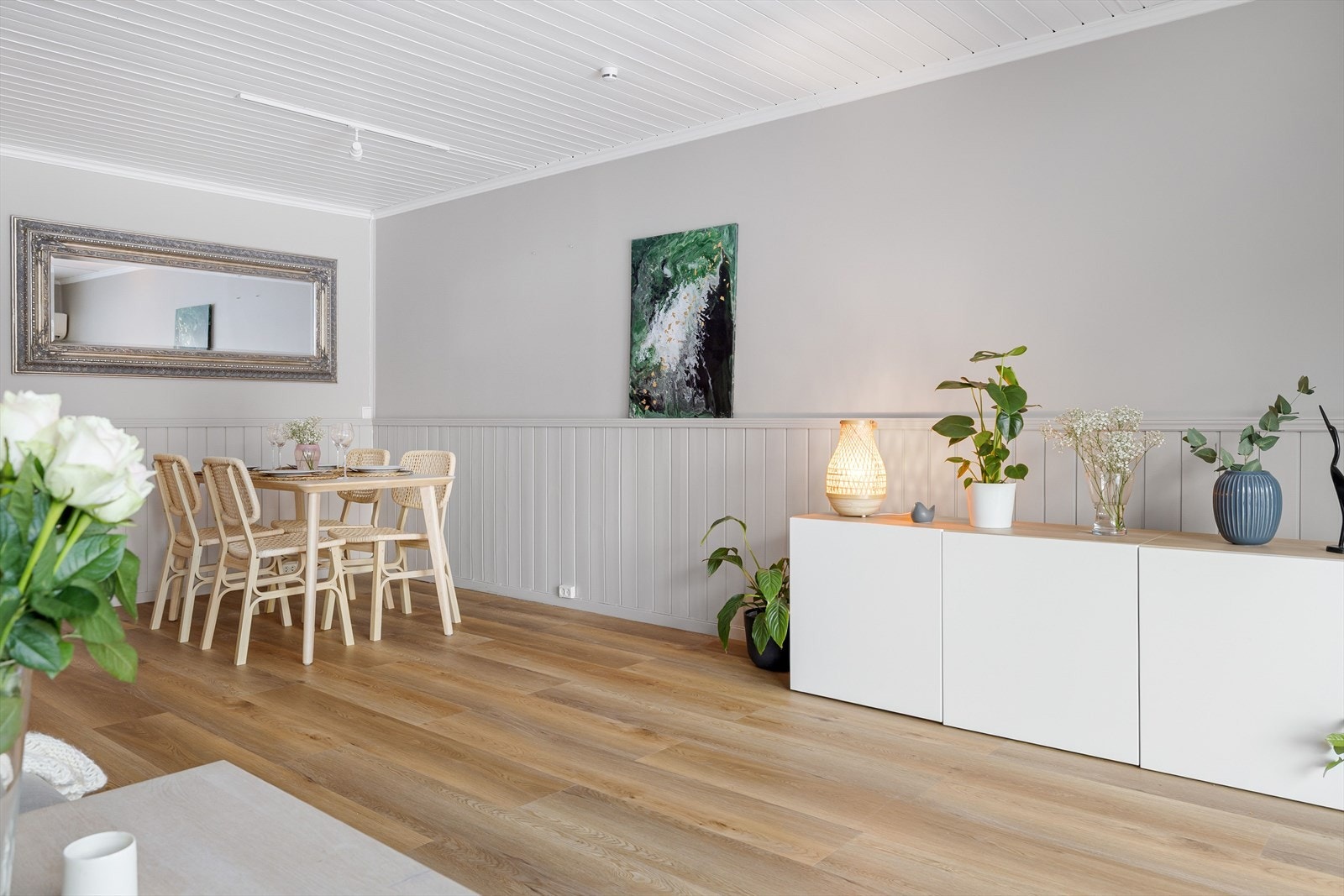 Naturlig plass til mediemøblement med TV. Grunnpakke TV/bredbånd er inkludert i felleskostnadene. Galleribilde