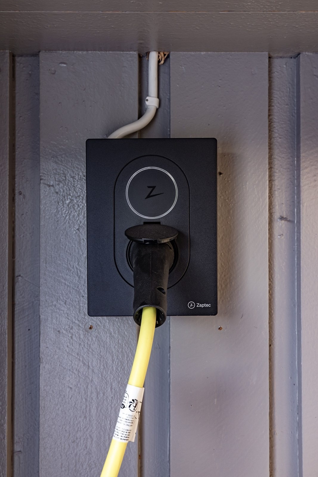 Montert elbil-lader utenfor inngangsdør i 2025. Galleribilde