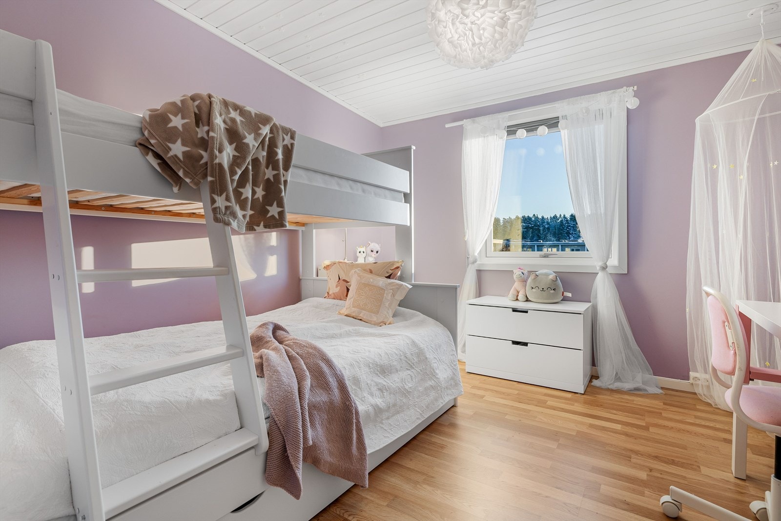 Soverom 2 er et lyst og romslig soverom som i dag er innredet som et nydelig barnerom. Galleribilde