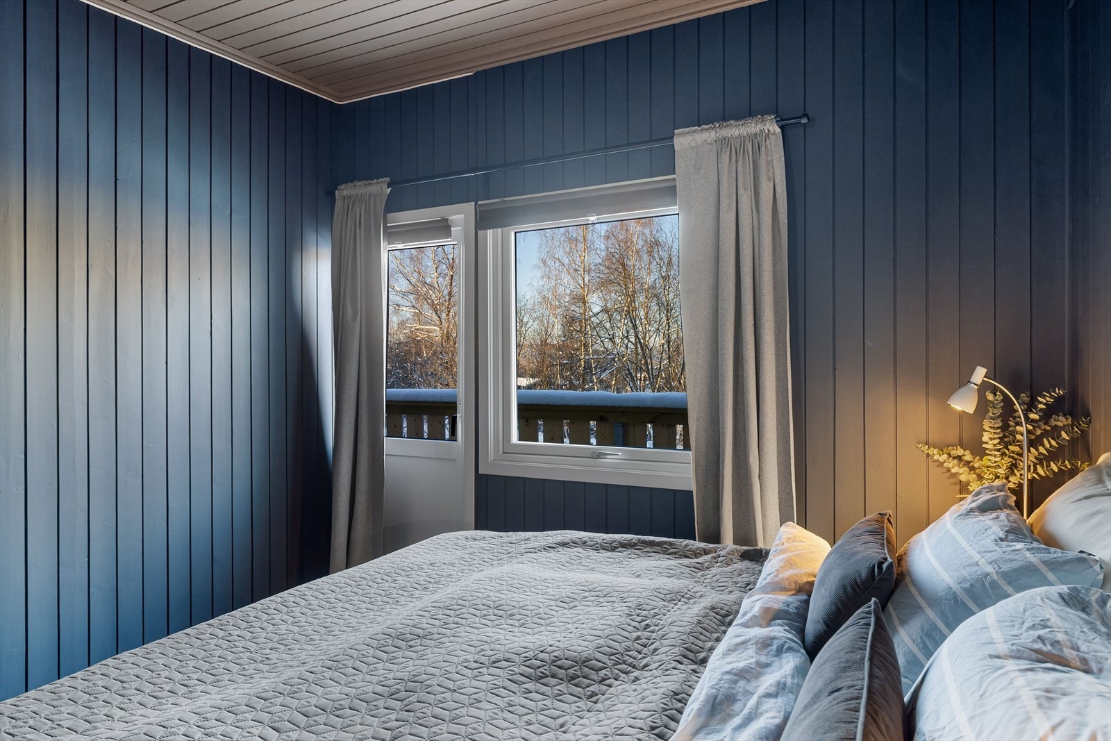 På soverommet har du naturlig plass til stor dobbeltseng med tilhørende nattbord. Galleribilde