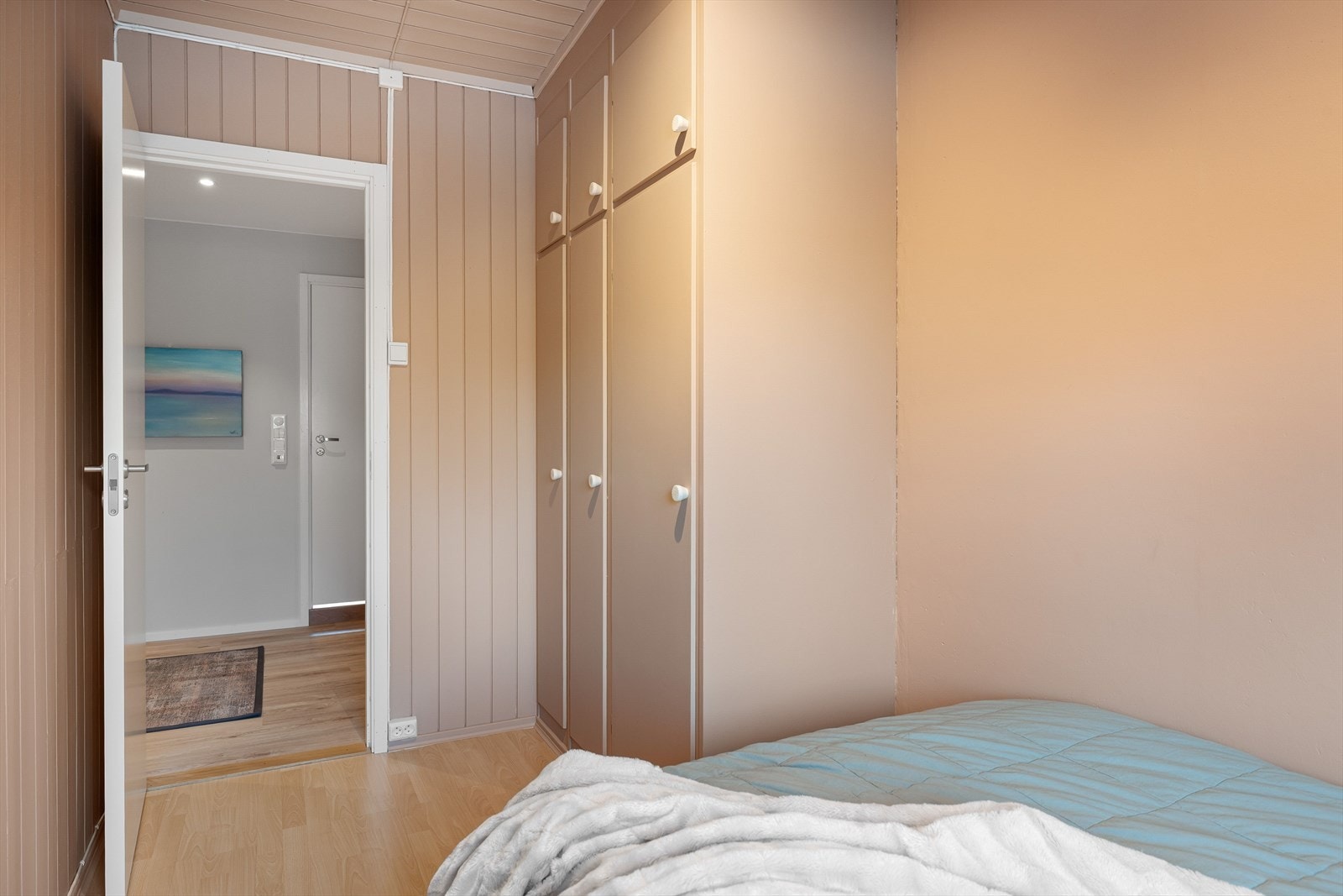 Soverommet har laminat på gulv og overflater malt i en innbydende farge. Galleribilde