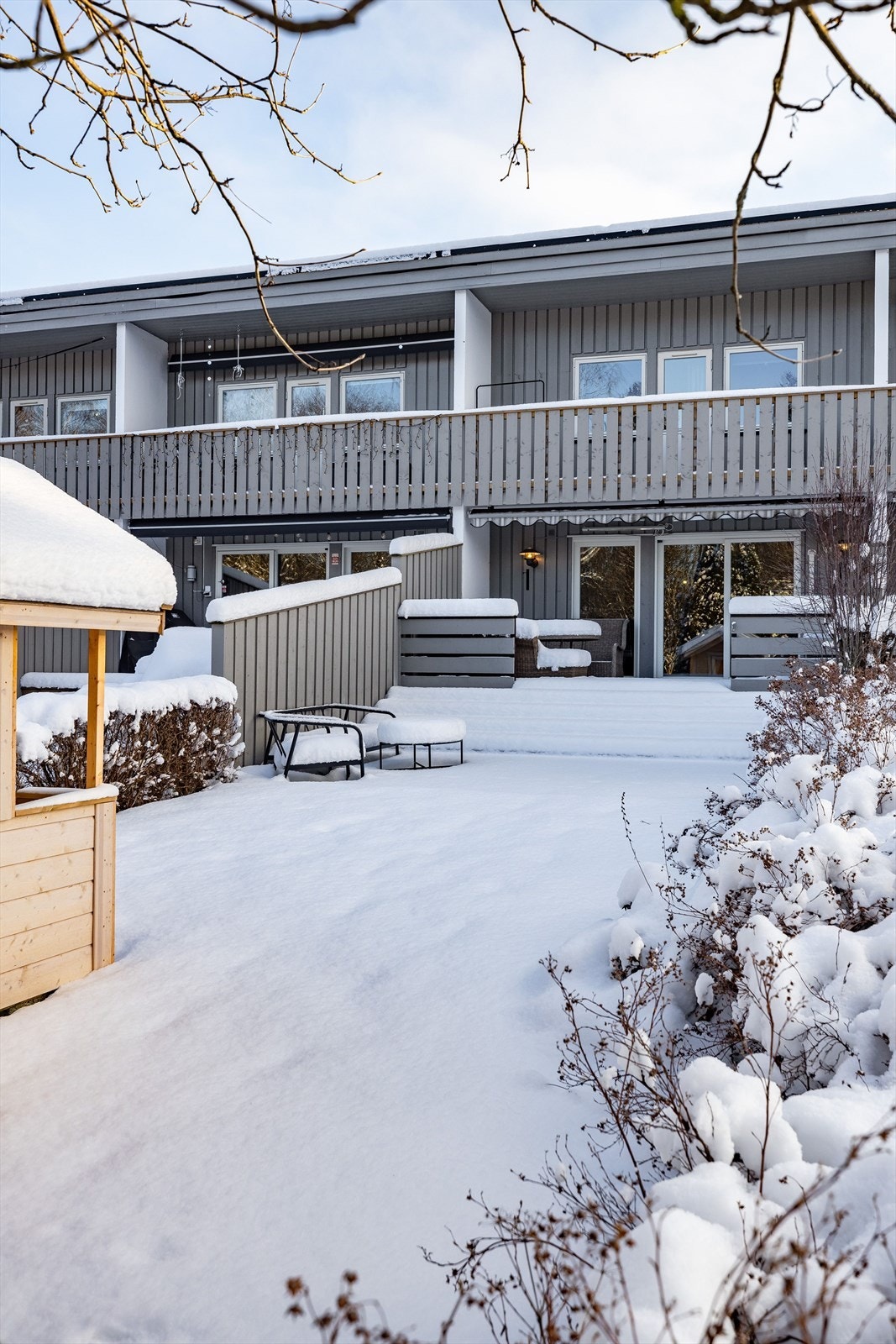 Beliggenheten mot vest sørger for gode solforhold på ettermiddag og kveld. Dette er uten tvil en fin plass for lange og late sommerdager! Galleribilde