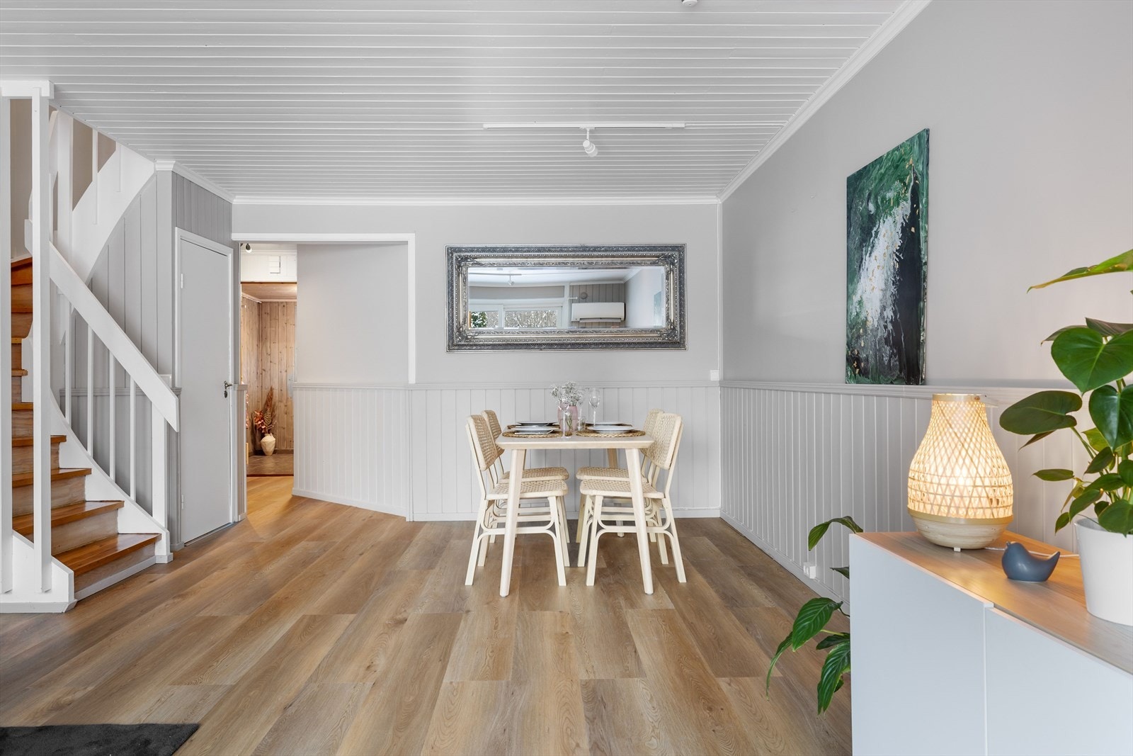 Det ble lagt nytt pent enstavs vinylgulv i stue, gang og kjøkken i 2025/26. Galleribilde