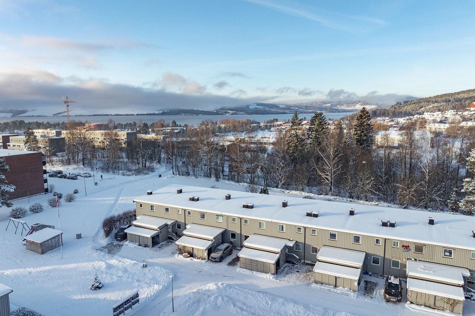 Boligen ligger i et veletablert, barnevennlig og attraktivt boligområde i Solhellinga på Hamar vest. Her bor du med kort gangavstand til flere barnehager, skoler og øvrige servicetilbud. Flotte friarealer i umiddelbar nærhet i form av Furuberget og Mjøsa. Galleribilde