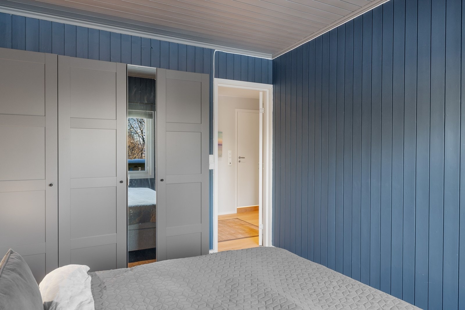 På soverommet er det god oppbevaringsplass i flotte garderobeskap som medfølger i handelen. Galleribilde