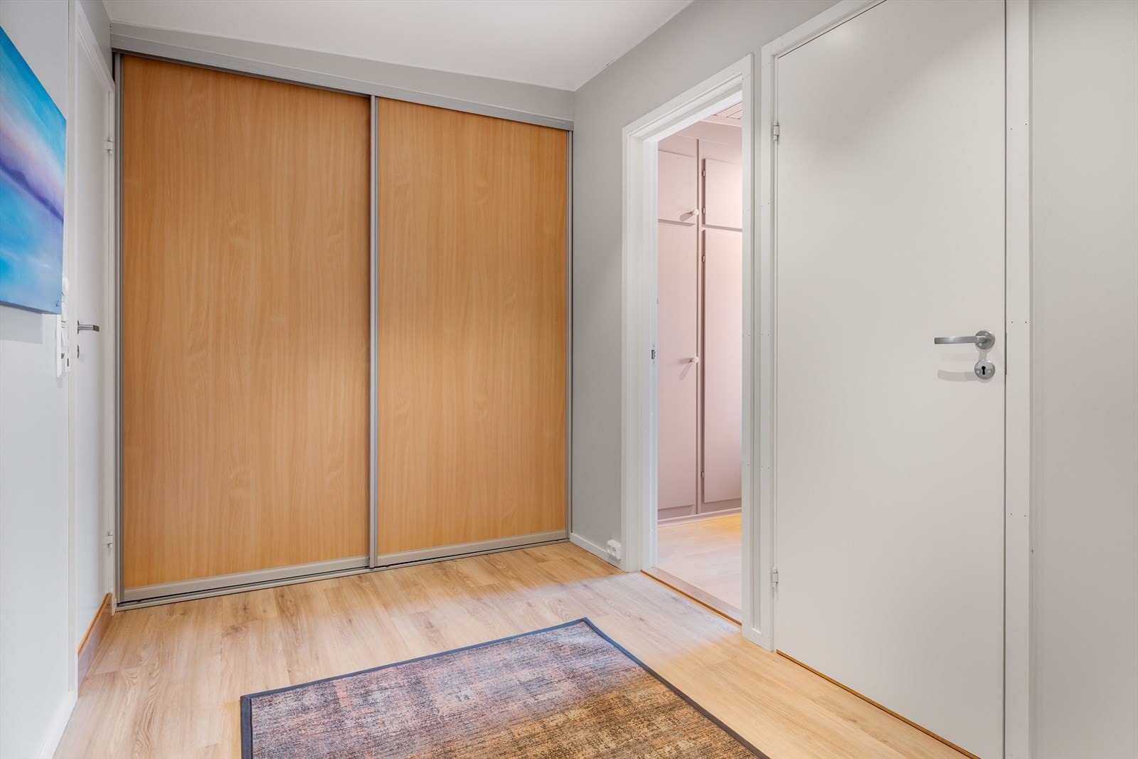 I boligens 2. etasje kommer du opp i en gang med videre adkomst til 3 soverom og baderom. I gangen er det montert en stor plassbygget skyvedørsgarderobe som gir god oppbevaringsplass. Galleribilde