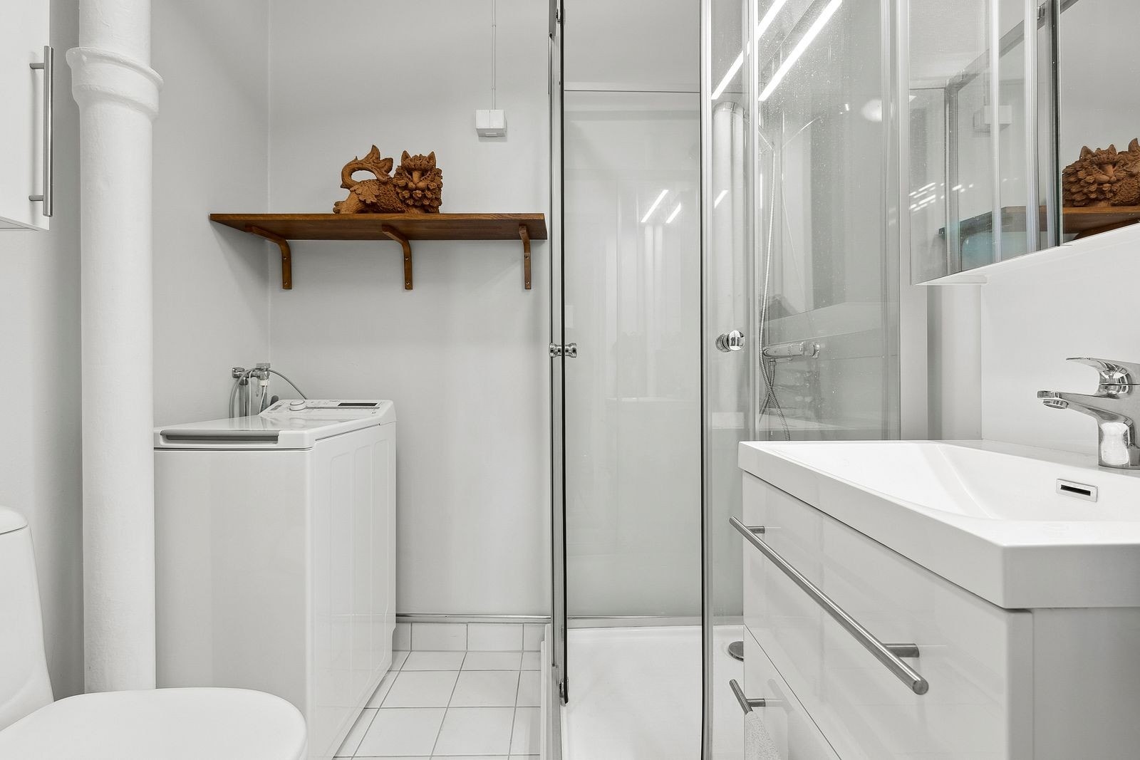 Lyst bad med vaskemaskin. Galleribilde