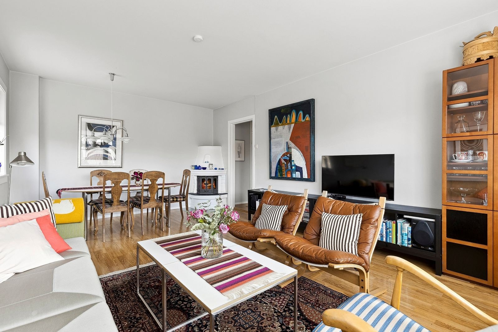 Hyggelig og lys stue med peis. Galleribilde