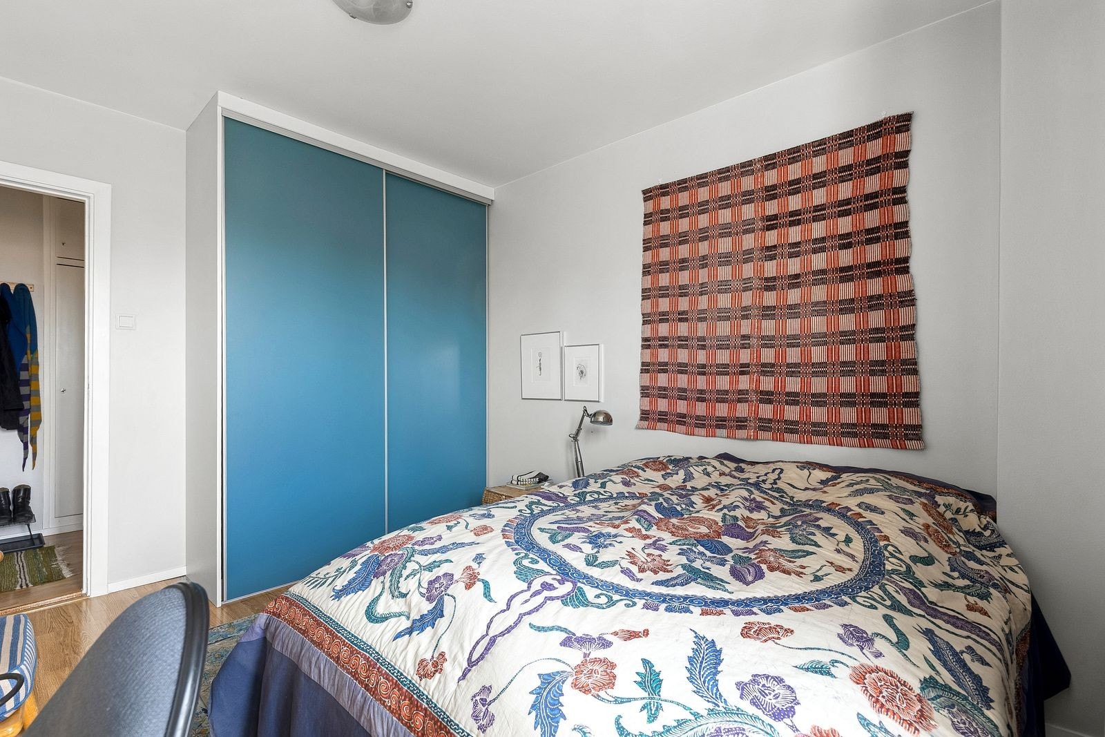 Romslig soverom med garderobeløsning. Galleribilde