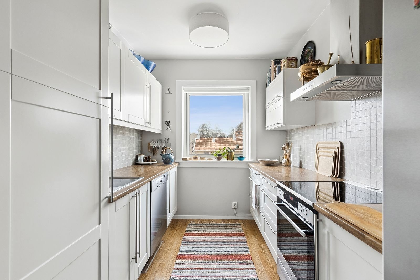 Separat kjøkken med rikelig oppbevaringsplass. Galleribilde