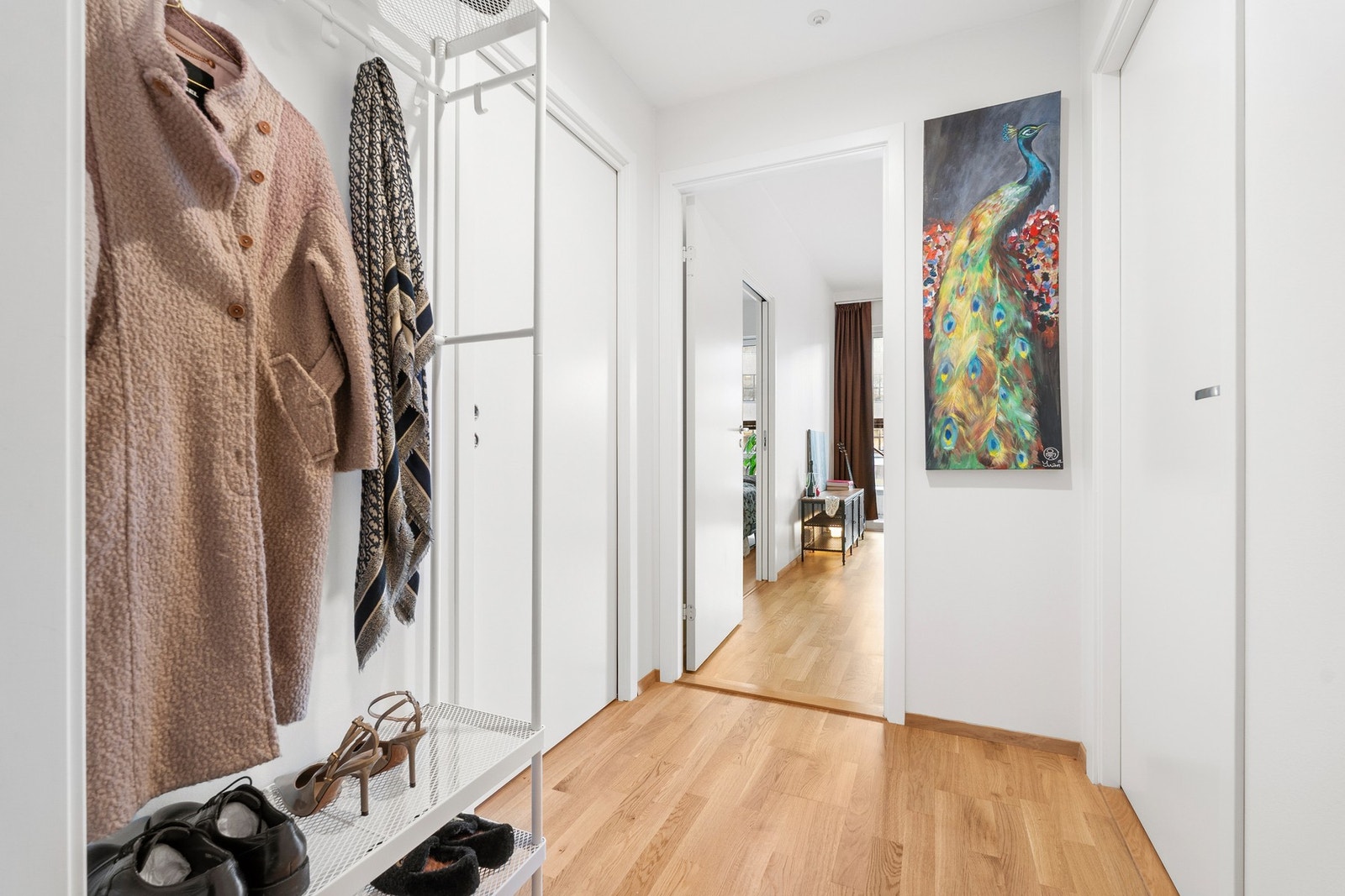 Entrè med god plass for sko og yttertøy. Her er det også porttelefon for å slippe besøkende inn. Galleribilde