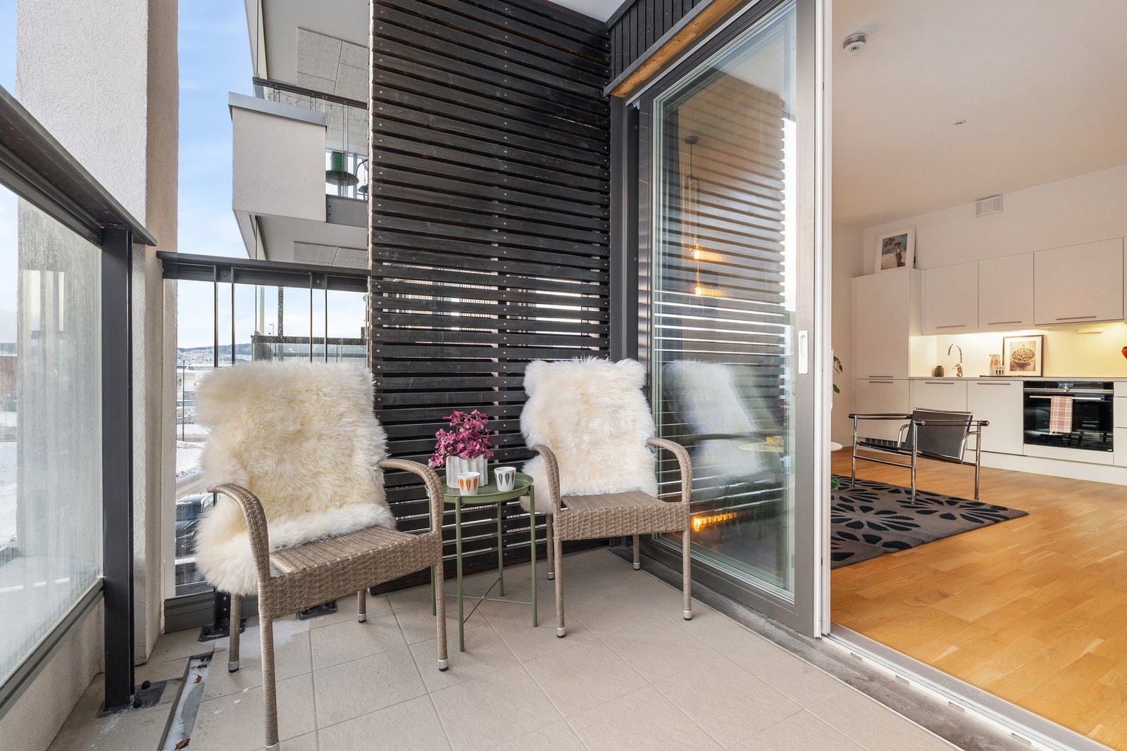 På Nyhavna bor du med nærhet til "alt". Bare noen meters gange fra inngangsdøren finner du bakeri, frisør, turstier, badeplasser og bussholdeplass. Videre finner du kjøpesentre, togstasjon og dagligvarebutikker bare noen minutters gange unna. Galleribilde