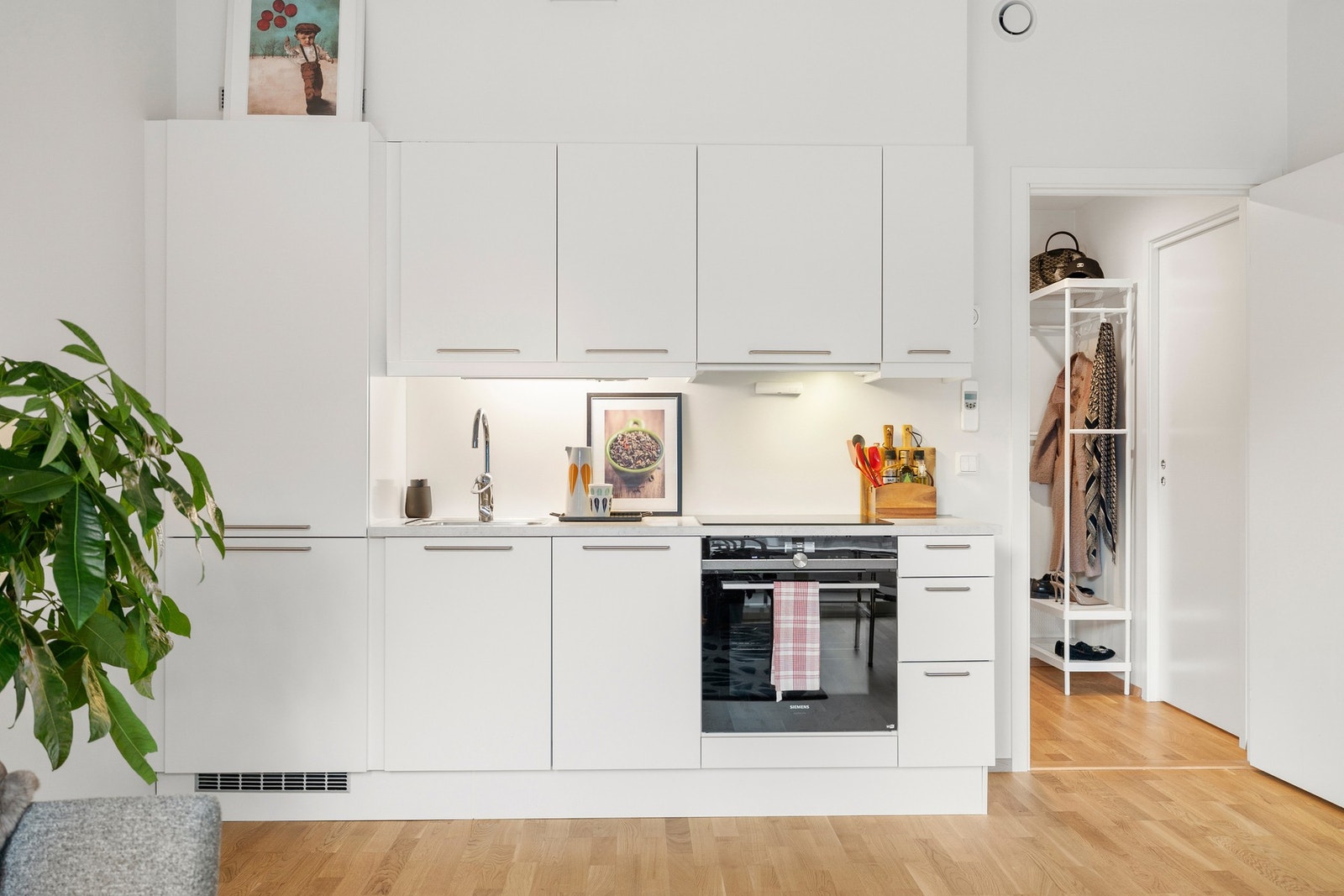 Stilrent og praktisk kjøkken. Kjøkkenet er i likhet med resten av leiligheten i svært god stand. Tildelt TG 0 i tilstandsrapporten. Galleribilde