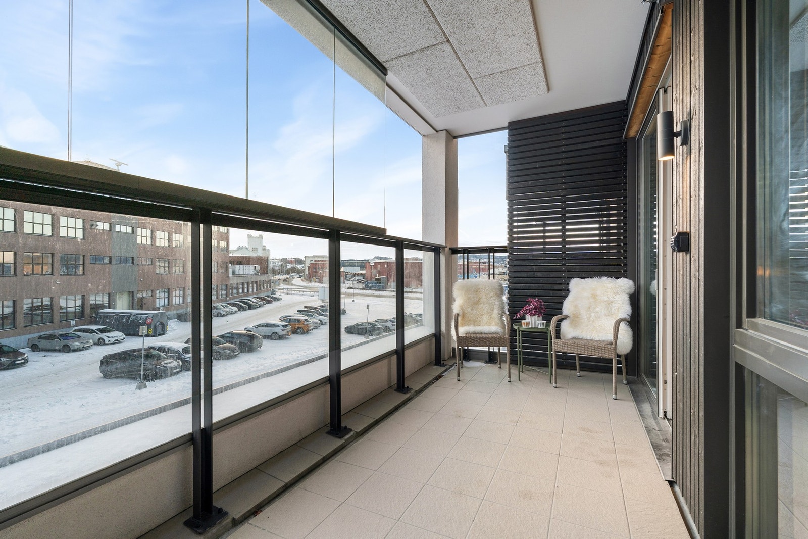 Balkongen fungerer som en forlengelse av stuen på sommerhalvåret. Ypperlig på varmere sommerdager og har en romslig størrelse med sine 8,9 kvm. Galleribilde