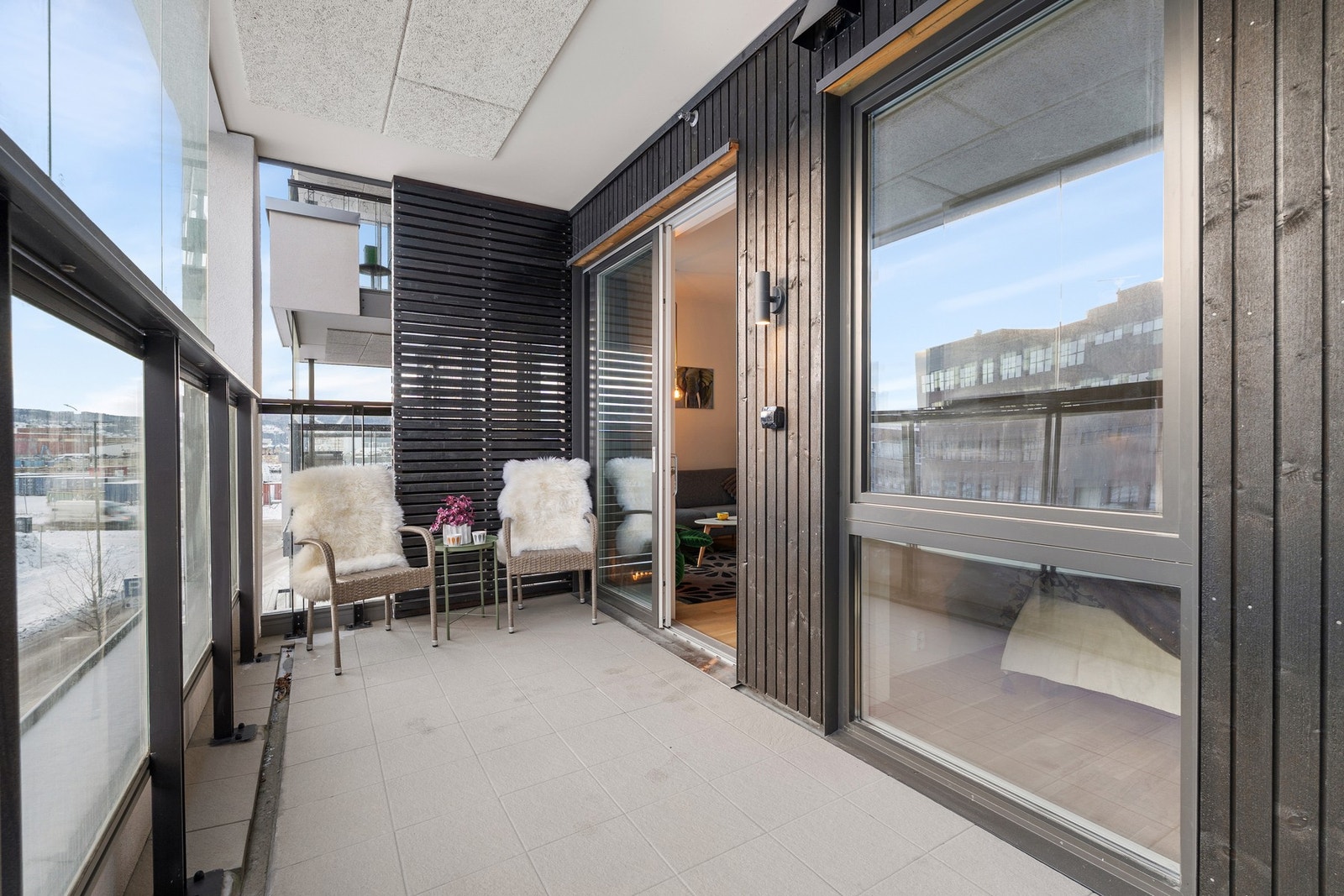 Her har man god plass for utemøbler. Det er montert strømuttak på balkongen. Galleribilde