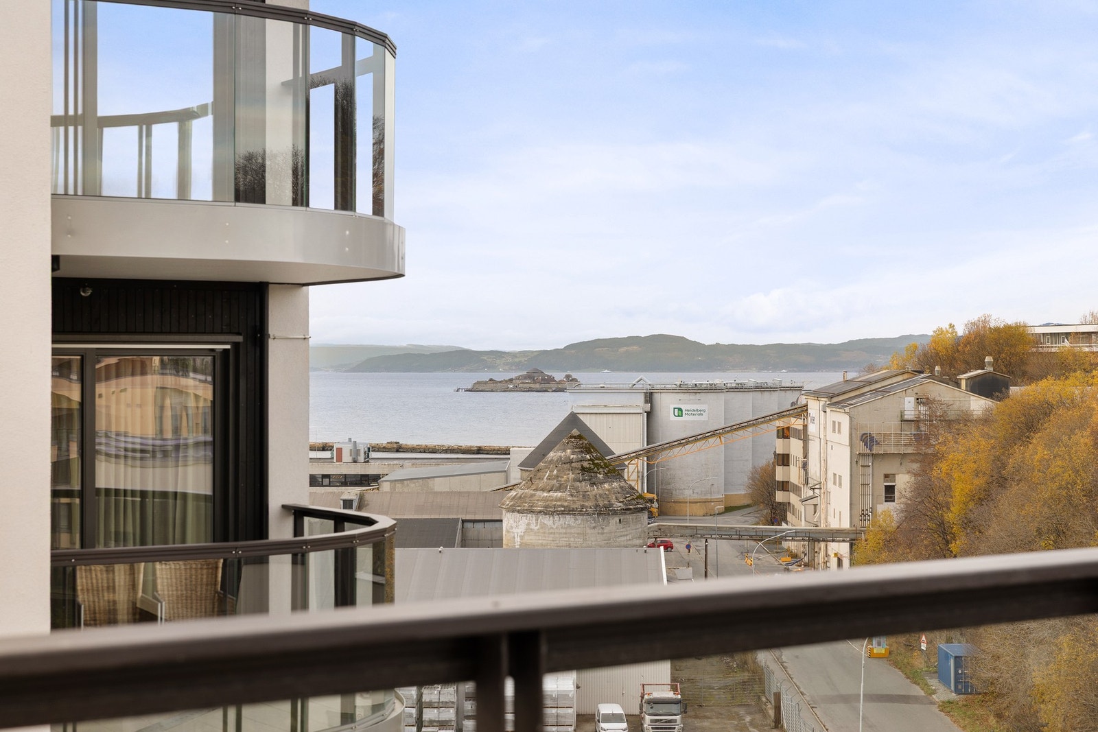 Fra sameiets felles takterrasse har du utsikt både til Munkholmen og Fosenalpene. Galleribilde