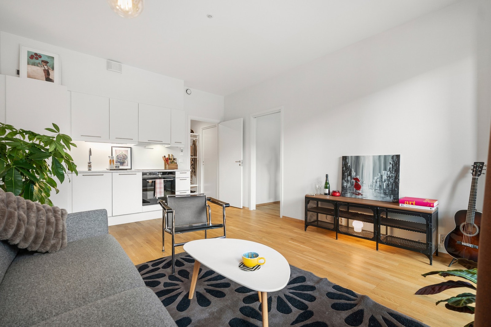 Stue/kjøkken har en åpen og harmonisk løsning med god plass for sitte og spisegruppe. Listefrie overganger mellom vegg/tak Galleribilde