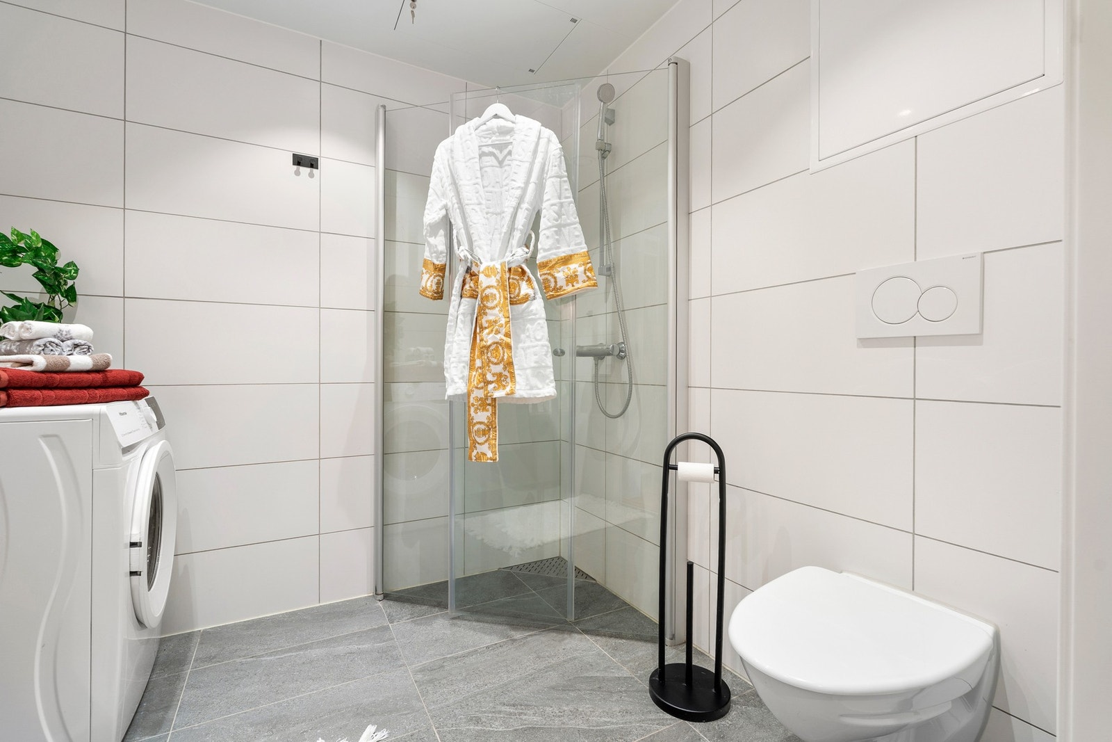 Innfellbare dusjdører er både plassbesparende og pent visuelt. Galleribilde