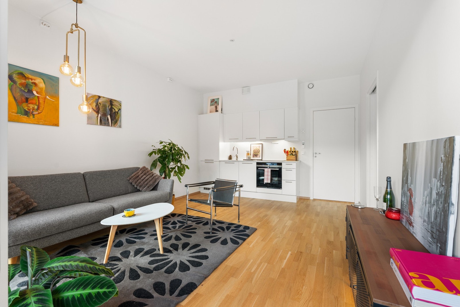 Leiligheten er holdt i moderne, lyse og nøytrale farger. Slette vegger gjør den meget lett å male om i ønskede farger. Galleribilde