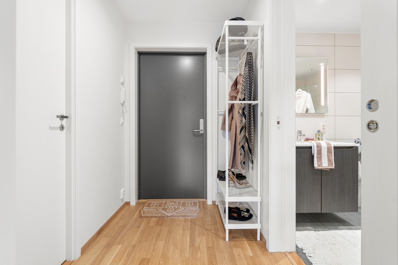 Leiligheten har svært lave felleskostnader hvor bl.a vannbåren varme er inkludert. Galleribilde