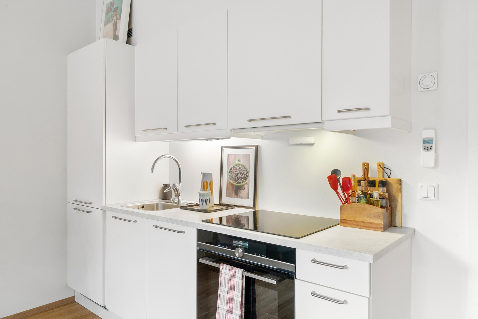 Kjøkkenet har det du trenger av integrerte hvitevarer. Disse medfølger i handelen og inkluderer platetopp og stekeovn, oppvaskmaskin og kombinert kjøl-/fryseskap. Platetoppen er helt ny og ubenyttet. Galleribilde