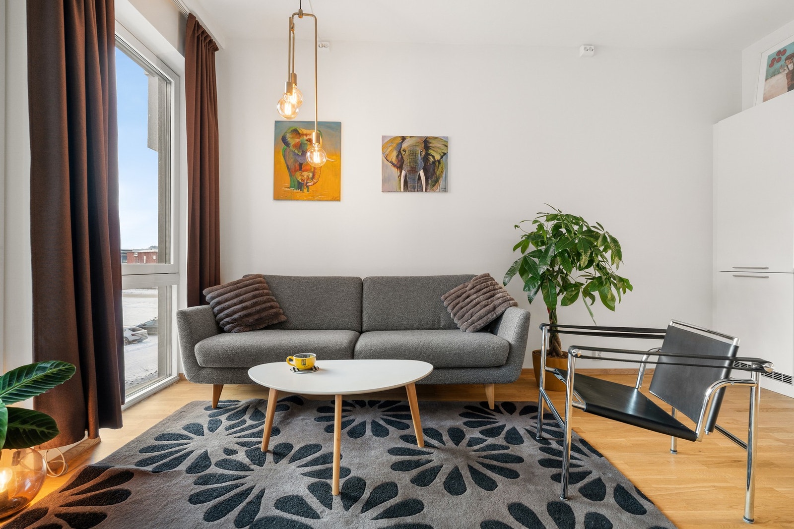 Leiligheten rommer 42 kvm BRA-i og består av éntre, stue/kjøkken, bad og et soverom. I tillegg har man intern og ekstern bod samt en romslig balkong. Galleribilde