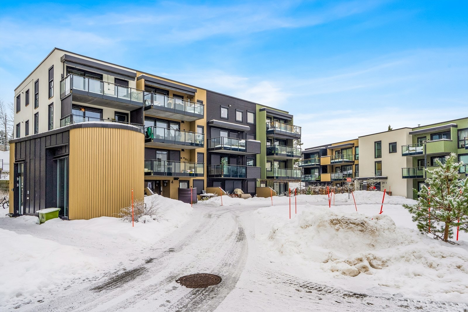 Sameiet har en pent opparbeidet felles tomt, med sittegrupper, plen og beplantning. Galleribilde