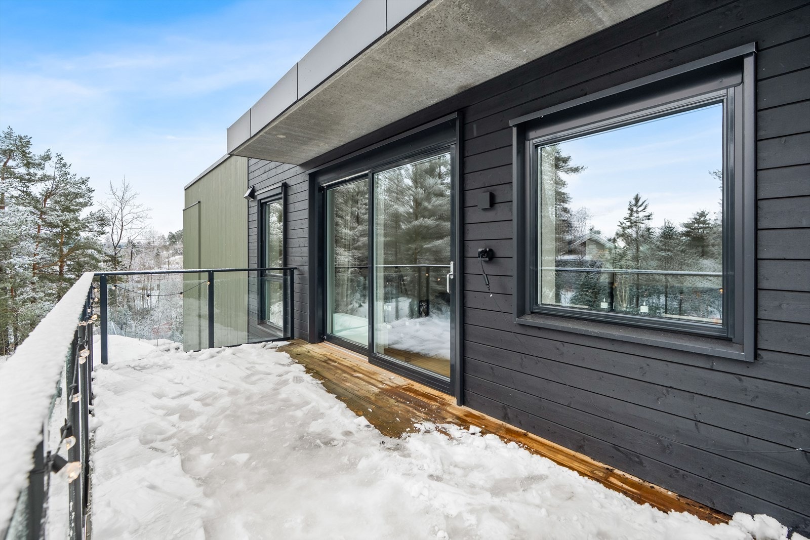 Her ute er det god plass til sittegruppe, samt gass-/elektrisk grill. Galleribilde