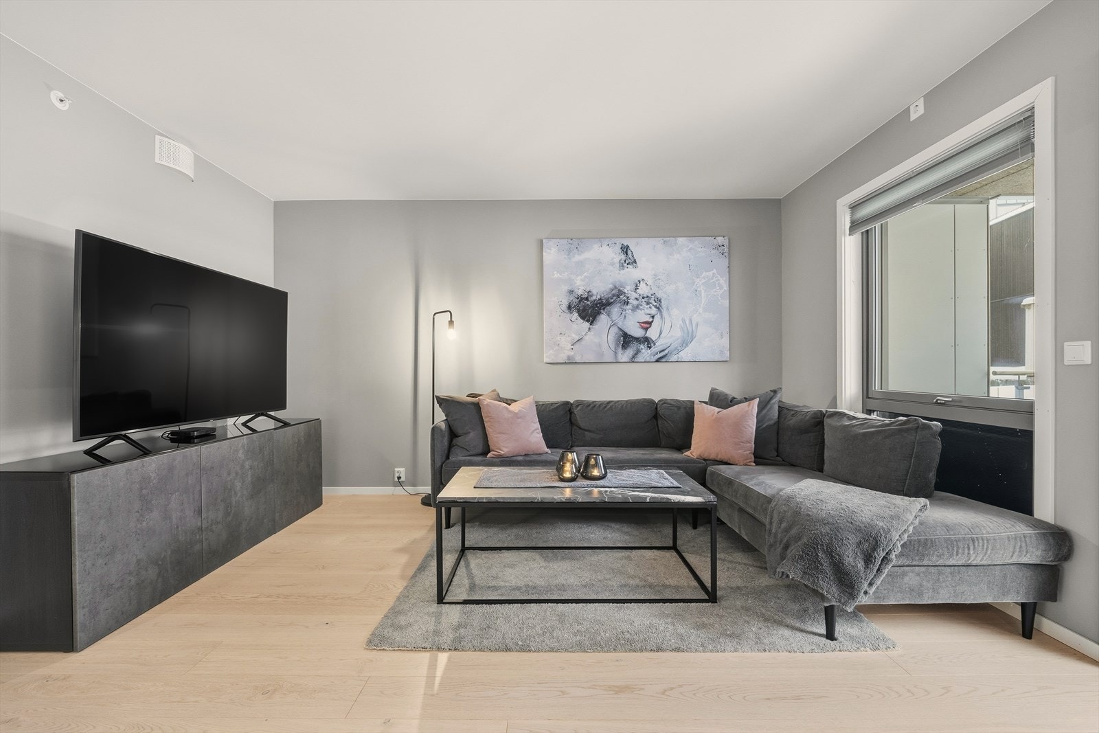 Leiligheten har fine overflater med 1-stavs parkett og slette malte vegger Galleribilde