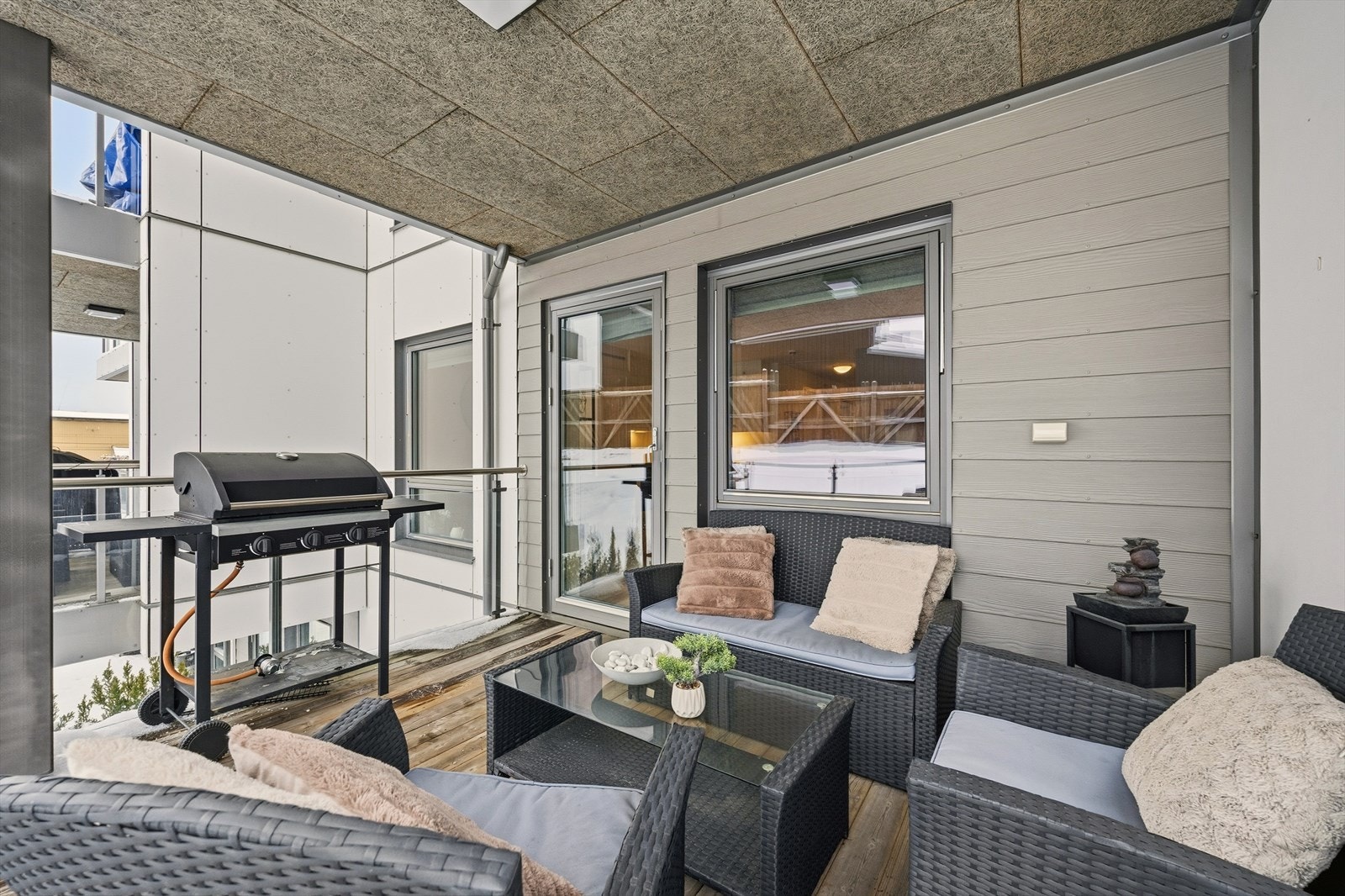 Balkongen er romslig og overbygd Galleribilde